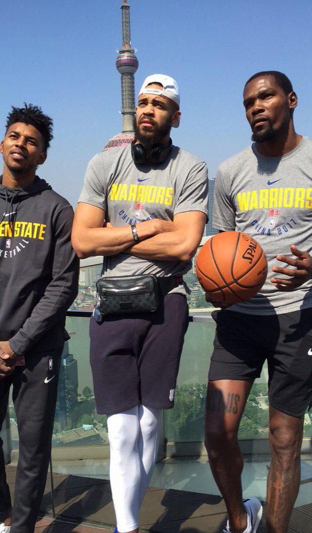 中国冰壶男队5-2轻取菲律宾：迎落选赛三连胜！对手遭压制提前认输（中国男子冰壶队5比2击败菲律宾，落选赛豪取三连胜，对手承压提前认负）