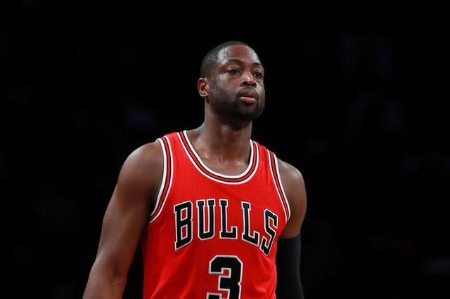 欧冠半场：克瑙夫打破僵局，法兰克福1-0巴塞罗那（欧冠半场战报：克瑙夫先拔头筹，法兰克福暂1-0领先巴塞罗那）