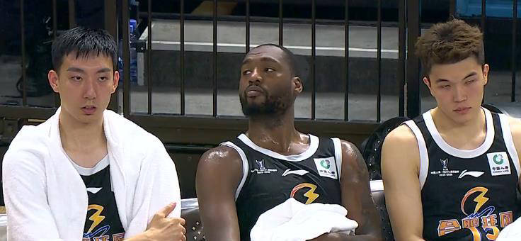 加盟曼城仅5个月！曝23岁国脚不满坐冷板凳 冬窗申请离队（来曼城才5个月 23岁国脚难忍久坐冷板凳拟冬窗申请离队）