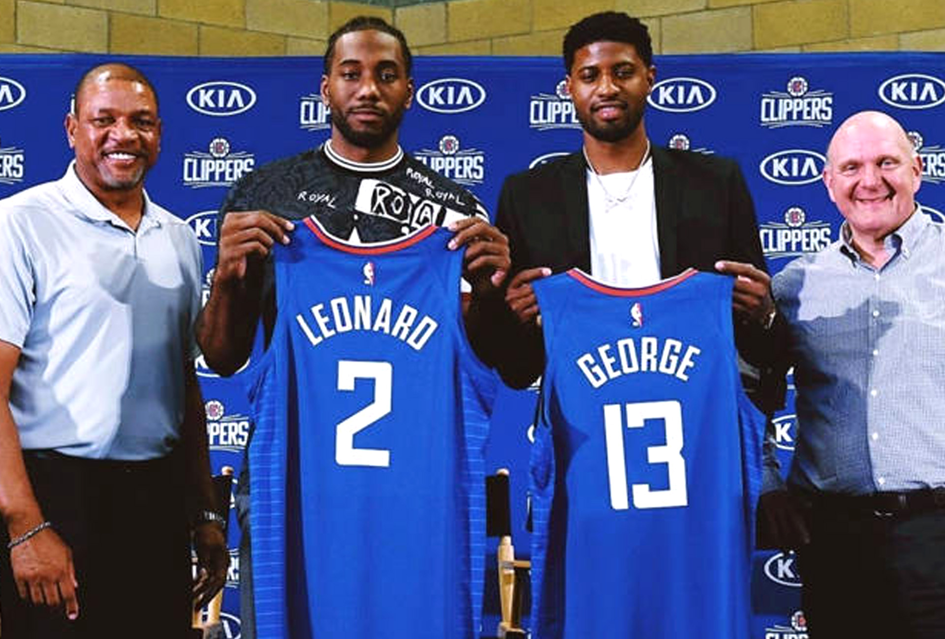 日本队2026年世界杯球衣：深蓝色底色+浅蓝色波浪状图案（日本队2026世界杯新球衣：深蓝主色，浅蓝波浪纹点缀）