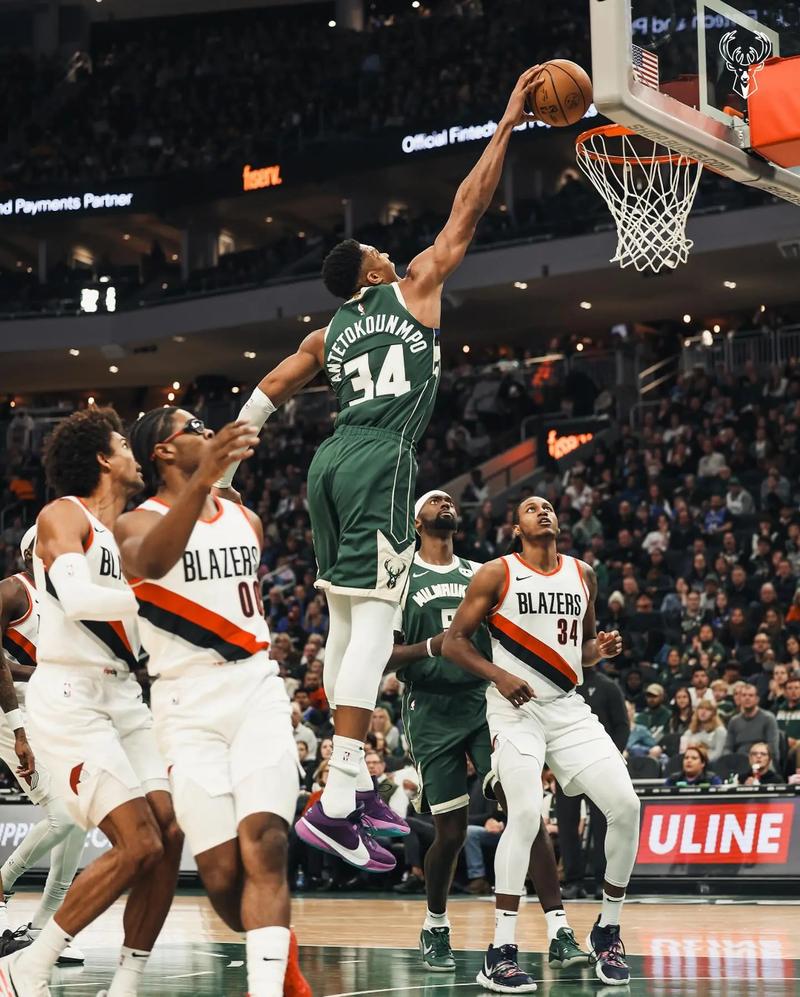 两人传接球，第三人要动 国际米兰这场比赛中有大量的“第三人动” 战术视角（战术视角：国际米兰此役大量运用两人传递引出的第三人跑动）