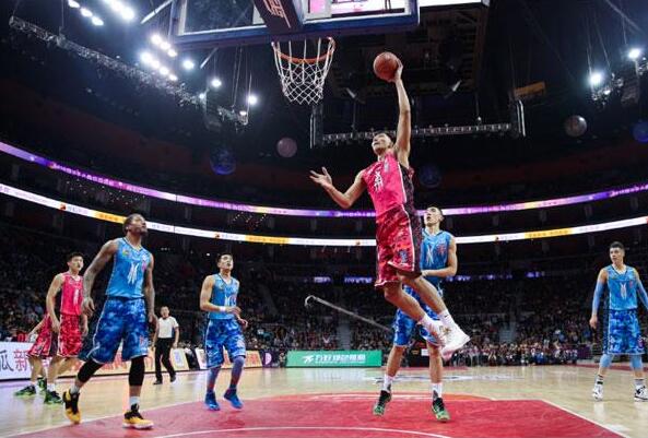 攻陷王子公园，拜仁是首支欧冠客战巴黎取得三连胜的球队（拜仁欧冠客场对巴黎豪取三连胜，成史上首支在王子公园达成三连胜的球队）