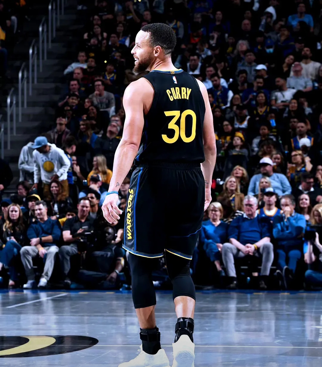 前锋关键时刻进球锁定胜利（前锋关键一击定胜局）