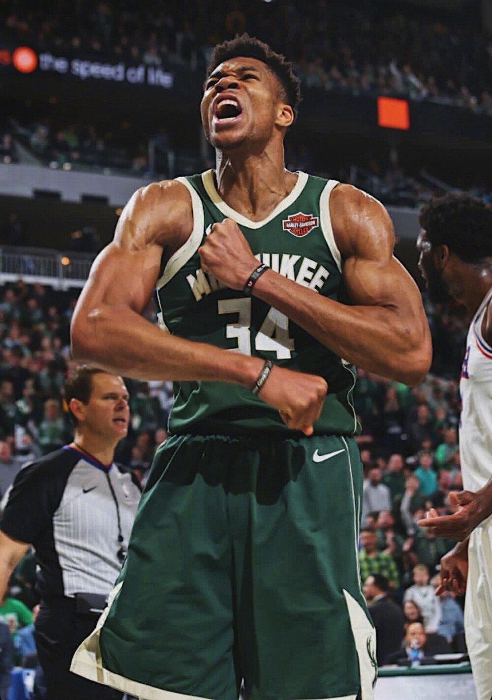 欧冠第4轮前瞻：双战术体系的博弈，两位神锋大战“群狼”（欧冠第4轮前瞻：两套战术正面碰撞，双神锋硬撼群狼）