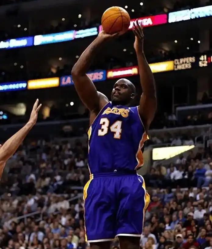 英超战报：佳夫双响，纽卡4-1埃弗顿，获联赛客场首胜（英超快讯：佳夫梅开二度，纽卡斯尔4-1击退埃弗顿，收获联赛客场首胜）