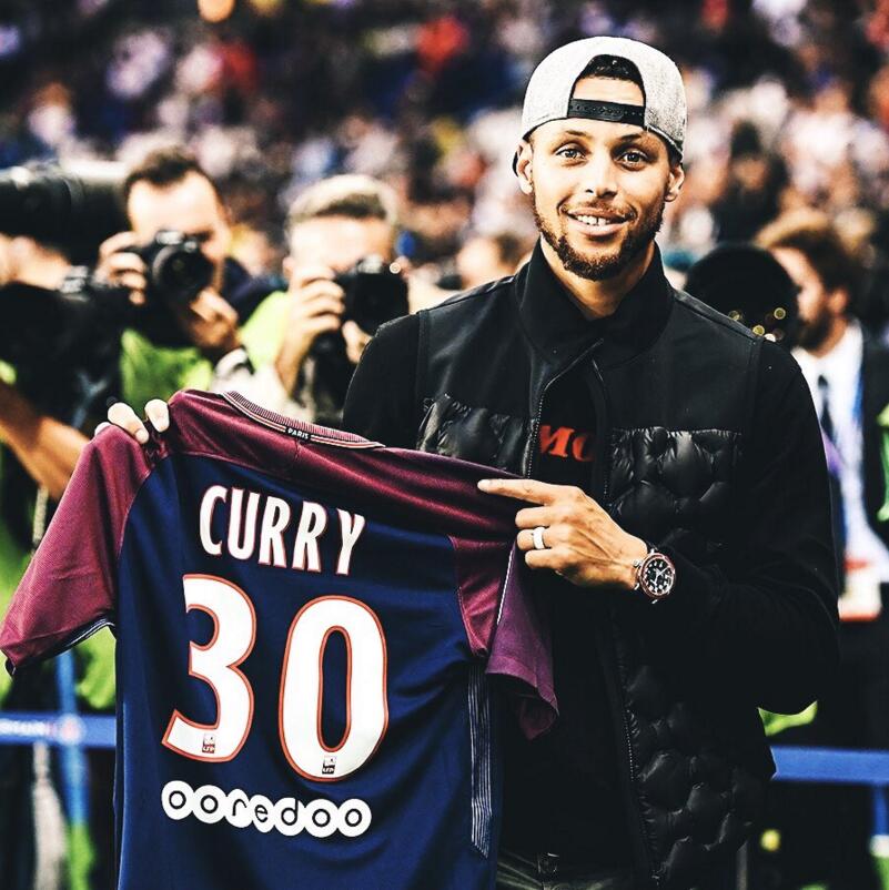 豪取16连胜，孔帕尼在客胜巴黎后与球员一同庆祝胜利（做客巴黎告捷，孔帕尼率队同庆，豪取16连胜）